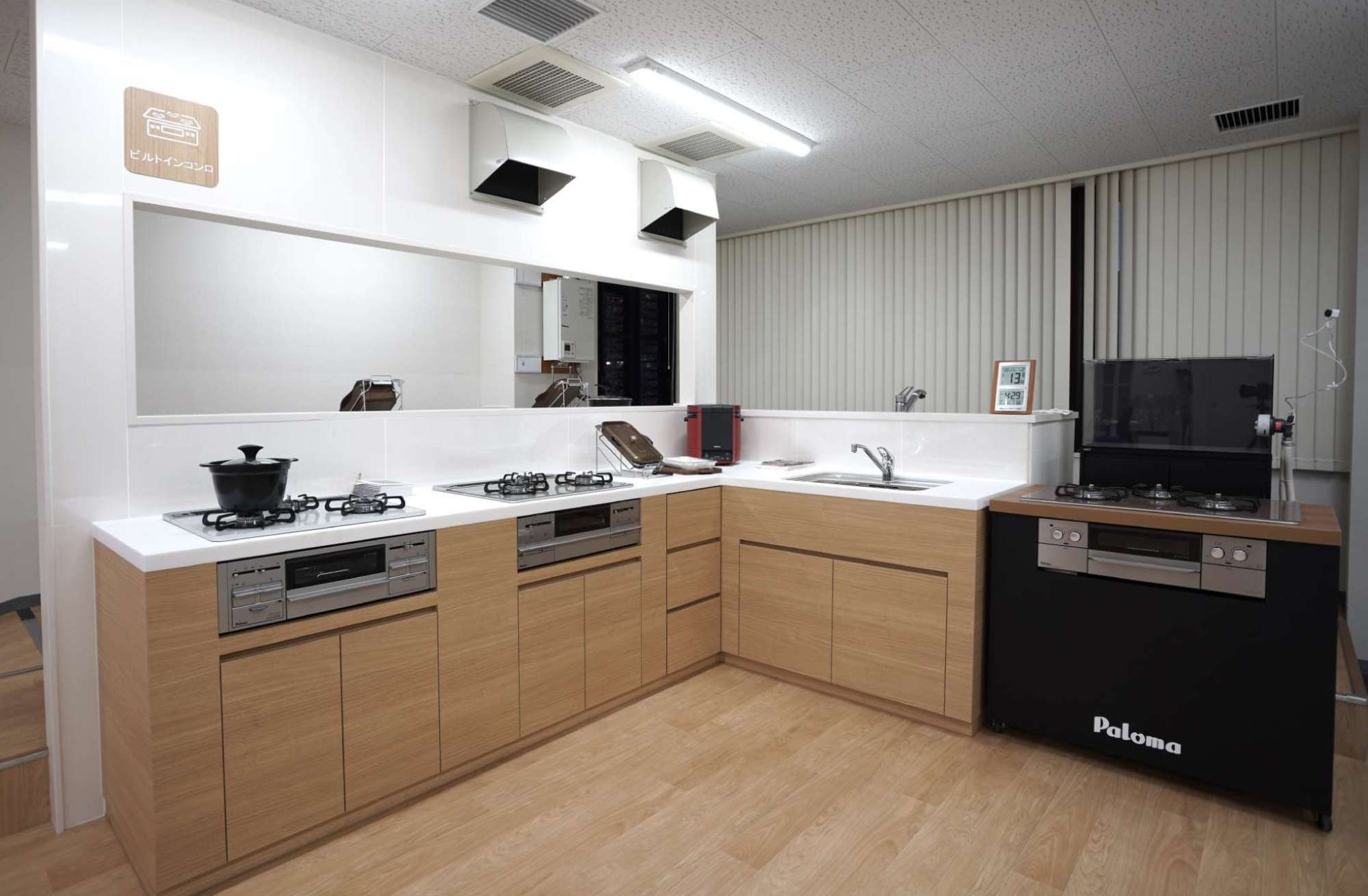 横浜ならではの、赤レンガ調の明るい温かみのあるエントランス